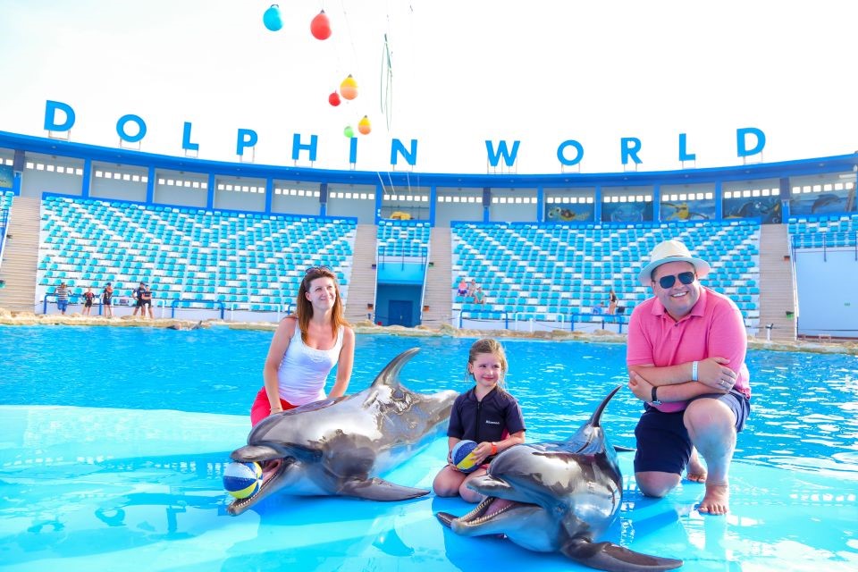 Dolphin World Show with Walruses and Pickup.2